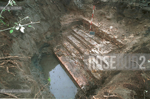 Localizzazione:..VENEZIA / CASTELLO..Oggetto:..Soggetto:..APPRODO DEL CONVENTO ALLISOLA DELLE VERGINI ( XIII SEC.)..ALLARSENALE DI VENEZIA..ARCHEOLOGIA..Cronologia: ....Definizione Culturale:..   Autore: ..   Stile: ..   Editori/Stampatori:..   Committenza:..Materia e Tecnica:..Collocazione:..Note:....Riproduzione Fotografica:..Graziano Arici/Rosebud2 .Copyright:..Graziano Arici/Rosebud2 .Data:..2002..Costo:..A