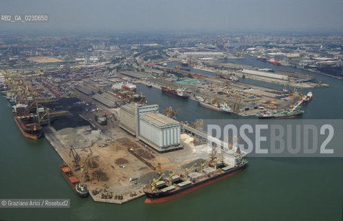 PORTOMARGHERA © 2002 Graziano Arici/Rosebud2 / FOTO AEREA / INDUSTRIA / PORTO COMMERCIALE/ SILOS