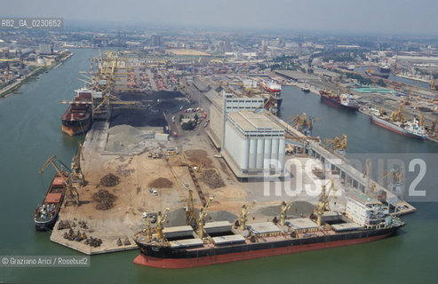 PORTOMARGHERA © 2002 Graziano Arici/Rosebud2 / FOTO AEREA / INDUSTRIA / PORTO COMMERCIALE / SILOS