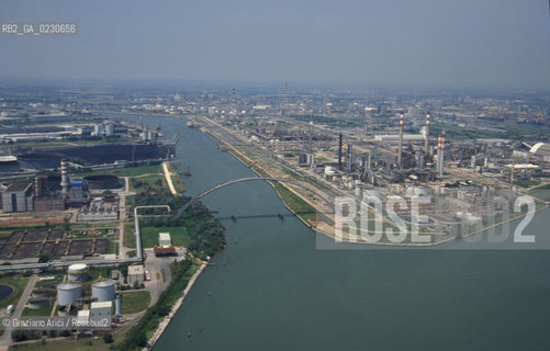 PORTOMARGHERA © 2002 Graziano Arici/Rosebud2 / FOTO AEREA / INDUSTRIA / CANALE / PETROLCHIMICO