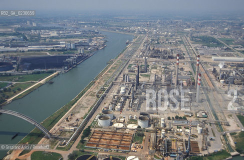 PORTOMARGHERA © 2002 Graziano Arici/Rosebud2 / FOTO AEREA / INDUSTRIA / CANALE / PETROLCHIMICO