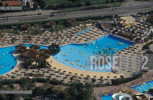 JESOLO : PARCO DI DIVERTIMENTI -  © 2002 Graziano Arici/Rosebud2 / FOTO AEREA / PISCINA