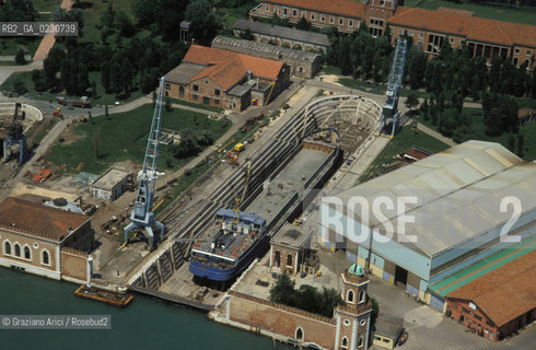 VENEZIA : ARSENALE - BACINO DI CARENAGGIO -  © 2002 Graziano Arici/Rosebud2 / FOTO AEREA / ARCHEOLOGIA INDUSTRIALE