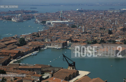 VENEZIA : ARSENALE - GRANDE DARSENA -  © 2002 Graziano Arici/Rosebud2 / FOTO AEREA / ARCHEOLOGIA INDUSTRIALE