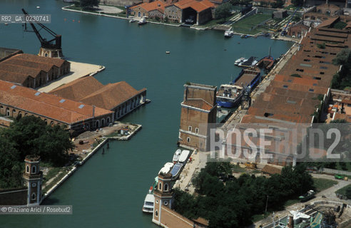VENEZIA : ARSENALE - GRANDE DARSENA -  © 2002 Graziano Arici/Rosebud2 / FOTO AEREA / ARCHEOLOGIA INDUSTRIALE