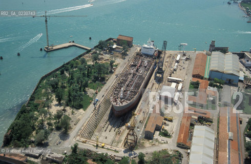 VENEZIA : ARSENALE - BACINO DI CARENAGGIO -  © 2002 Graziano Arici/Rosebud2 / FOTO AEREA / ARCHEOLOGIA INDUSTRIALE