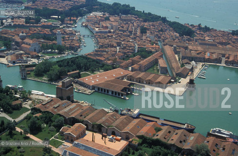 VENEZIA : S.PIETRO DI CASTELLO E ARSENALE - GRANDE DARSENA  -  © 2002 Graziano Arici/Rosebud2 / FOTO AEREA / ARCHEOLOGIA INDUSTRIALE