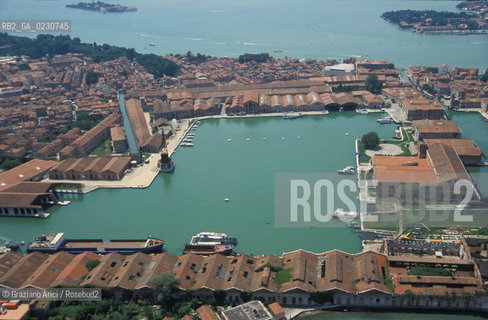 VENEZIA : ARSENALE - GRANDE DARSENA  -  © 2002 Graziano Arici/Rosebud2 / FOTO AEREA / ARCHEOLOGIA INDUSTRIALE