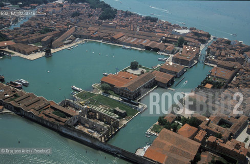 VENEZIA :ARSENALE - GRANDE DARSENA , DARSENA VECCHIA E RIO DELLE GALEAZZE  -  © 2002 Graziano Arici/Rosebud2 / FOTO AEREA / ARCHEOLOGIA INDUSTRIALE
