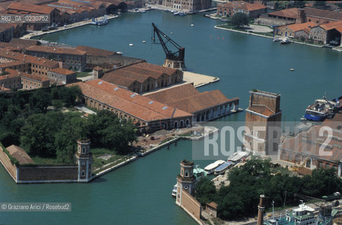 VENEZIA :ARSENALE - GRANDE DARSENA   -  © 2002 Graziano Arici/Rosebud2 / FOTO AEREA / ARCHEOLOGIA INDUSTRIALE
