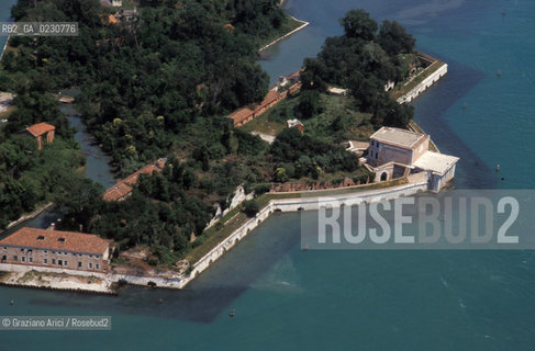 LISOLA DELLE VIGNOLE E IL FORTE S.ANDREA  -  © 2002 Graziano Arici/Rosebud2 / FOTO AEREA /