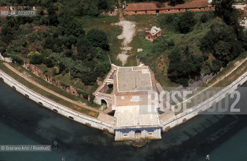 LISOLA DELLE VIGNOLE E IL FORTE S.ANDREA  -  © 2002 Graziano Arici/Rosebud2 / FOTO AEREA /