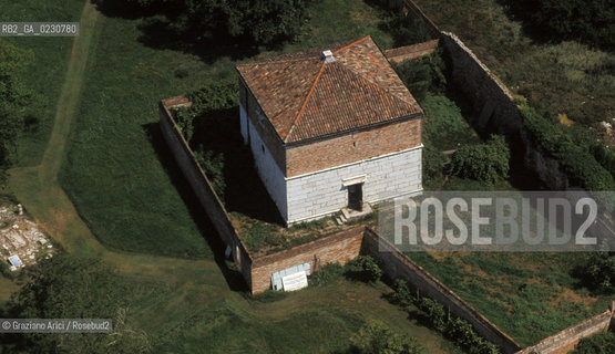 LAGUNA NORD - ISOLA DEL LAZZARETTO NUOVO  -  © 2002 Graziano Arici/Rosebud2 / FOTO AEREA / ISOLA ABBANDONATA / POLVERIERA