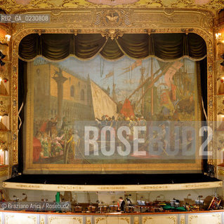 Nome: ..GRAN TEATRO LA FENICE..Descrizione: ..SIPARIO STORICO DI ANTONIO ERMOLAO PAOLETTI / VENEZIA..Credit: ..Graziano Arici/Rosebud2/..Costo: ..A..Nazione: ..ITALIA..Città: ..VENEZIA..Data: ..1985 ca...La cessione dei diritti di questa immagine si intende per quanto di nostra competenza. Non comprende invece le eventuali spese  relative a diritti che potranno essere richiesti dagli Enti o persone fisiche cui appartengono eventualmente i soggetti  ripresi. Tali costi, ove necessari, e l’espletamento di qualsivoglia pratica di richiesta di concessione del permesso di pubblicazione sono esclusivamente a carico e a cura del soggetto acquirente di questa immagine.