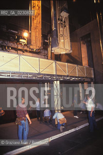 Nome: ..GRAN TEATRO LA FENICE..Descrizione: ..PALCOSCENICO  CON MACCHINISTI / VENEZIA..Credit: ..Graziano Arici/Rosebud2/..Costo: ..A..Nazione: ..ITALIA..Città: ..VENEZIA..Data: ..1985 c.a.