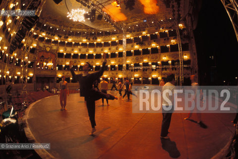 Nome: ..OCEAN..Descrizione: ..DANZA BALLETTO / PROVE ULTIMO SPETTACOLO PRIMA DELLINCENDIO COREOGRAFO MERCE CUNNINGHAM / GRAN TEATRO LA FENICE VENEZIA..Credit: ..Graziano Arici/Rosebud2/..Costo: ..A..Nazione: ..ITALIA..Città: ..VENEZIA..Data: ..29/07/95..La cessione dei diritti di questa immagine si intende per quanto di nostra competenza. Non comprende invece le eventuali spese  relative a diritti che potranno essere richiesti dagli Enti o persone fisiche cui appartengono eventualmente i soggetti  ripresi. Tali costi, ove necessari, e l’espletamento di qualsivoglia pratica di richiesta di concessione del permesso di pubblicazione sono esclusivamente a carico e a cura del soggetto acquirente di questa immagine.