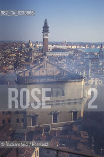 Nome: ..GRAN TEATRO LA FENICE..Descrizione: ..IL TEATRO IL GIORNO DOPO LINCENDIO / VENEZIA..Credit: ..Graziano Arici/Rosebud2/..Costo: ..B..Nazione: ..ITALIA..Città: ..VENEZIA..Data: ..30/01/1996