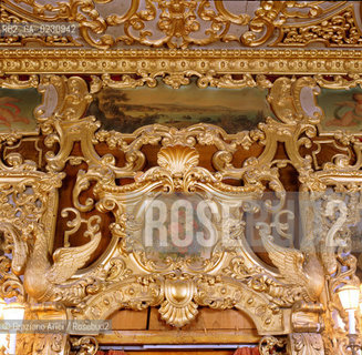 Nome: ..GRAN TEATRO LA FENICE..Descrizione: ..DECORAZIONI DEL SOFFITTO  DEL PALCO REALE / VENEZIA..Credit: ..Graziano Arici/Rosebud2/..Costo: ..A..Nazione: ..ITALIA..Città: ..VENEZIA..Data: ..1985 ca.