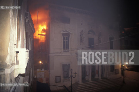 Nome: ..GRAN TEATRO LA FENICE..Descrizione: ..IL TEATRO IL GIORNO DURANTE LINCENDIO / VENEZIA..Credit: ..Graziano Arici/Rosebud2/..Costo: ..B..Nazione: ..ITALIA..Città: ..VENEZIA..Data: ..29/01/1996
