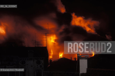 Nome: ..GRAN TEATRO LA FENICE..Descrizione: ..IL TEATRO IL GIORNO DURANTE LINCENDIO / VENEZIA..Credit: ..Graziano Arici/Rosebud2/..Costo: ..B..Nazione: ..ITALIA..Città: ..VENEZIA..Data: ..29/01/1996