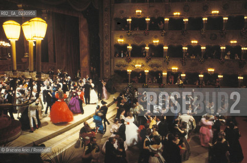 Nome: .GRAN TEATRO LA FENICE.Descrizione: .SALA FESTA DI CARNEVALE / VENEZIA.Credit: .Graziano Arici/Rosebud2/.Costo: .A.Nazione: .ITALIA.Città: .VENEZIA.Data: .1985 ca.