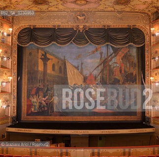 Nome: ..GRAN TEATRO LA FENICE..Descrizione: ..SIPARIO STORICO DI ANTONIO ERMOLAO PAOLETTI / VENEZIA..Credit: ..Graziano Arici/Rosebud2/..Costo: ..A..Nazione: ..ITALIA..Città: ..VENEZIA..Data: ..1985 ca...La cessione dei diritti di questa immagine si intende per quanto di nostra competenza. Non comprende invece le eventuali spese  relative a diritti che potranno essere richiesti dagli Enti o persone fisiche cui appartengono eventualmente i soggetti  ripresi. Tali costi, ove necessari, e l’espletamento di qualsivoglia pratica di richiesta di concessione del permesso di pubblicazione sono esclusivamente a carico e a cura del soggetto acquirente di questa immagine.