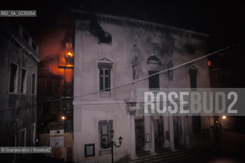 Nome: .GRAN TEATRO LA FENICE.Descrizione: .IL TEATRO IL GIORNO DURANTE LINCENDIO / VENEZIA.Credit: .Graziano Arici/Rosebud2/.Costo: .B.Nazione: .ITALIA.Città: .VENEZIA.Data: .29/01/1996.
