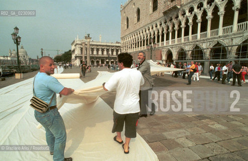 MANIFESTAZIONE DEI COMMERCIANTI CONTRO GLI EXTRACOMUNITARI  - © 2002 Graziano Arici/Rosebud2 / S.MARCO