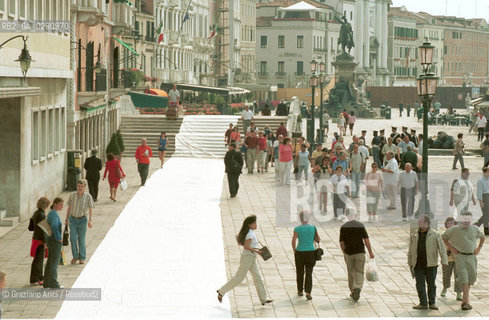 MANIFESTAZIONE DEI COMMERCIANTI CONTRO GLI EXTRACOMUNITARI  - © 2002 Graziano Arici/Rosebud2 / S.MARCO