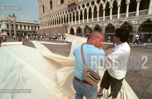 MANIFESTAZIONE DEI COMMERCIANTI CONTRO GLI EXTRACOMUNITARI  - © 2002 Graziano Arici/Rosebud2 / S.MARCO