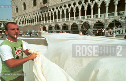 MANIFESTAZIONE DEI COMMERCIANTI CONTRO GLI EXTRACOMUNITARI  - © 2002 Graziano Arici/Rosebud2 / S.MARCO