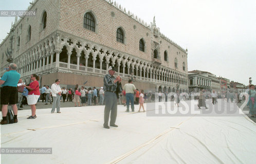 MANIFESTAZIONE DEI COMMERCIANTI CONTRO GLI EXTRACOMUNITARI  - © 2002 Graziano Arici/Rosebud2 / S.MARCO