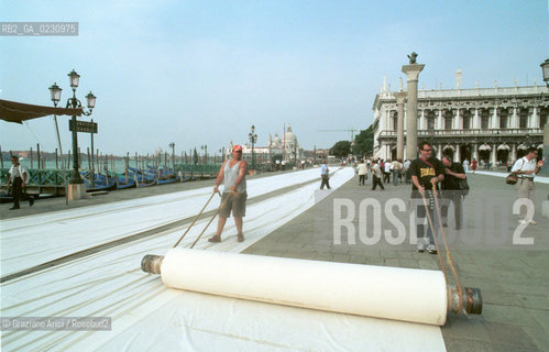 MANIFESTAZIONE DEI COMMERCIANTI CONTRO GLI EXTRACOMUNITARI  - © 2002 Graziano Arici/Rosebud2 / S.MARCO