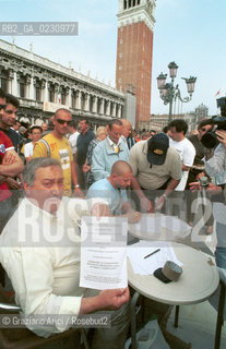 MANIFESTAZIONE DEI COMMERCIANTI CONTRO GLI EXTRACOMUNITARI  - © 2002 Graziano Arici/Rosebud2 / S.MARCO