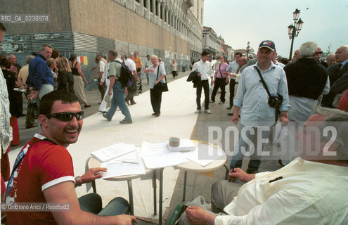 MANIFESTAZIONE DEI COMMERCIANTI CONTRO GLI EXTRACOMUNITARI  - © 2002 Graziano Arici/Rosebud2 / S.MARCO