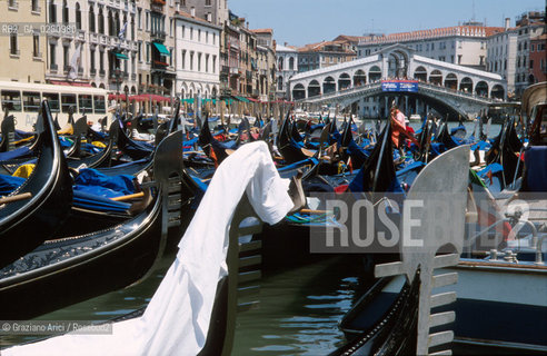 MANIFESTAZIONE DEI GONDOLIERI CONTRO GLI EXTRACOMUNITARI  - © 2002 Graziano Arici/Rosebud2 / GONDOLA