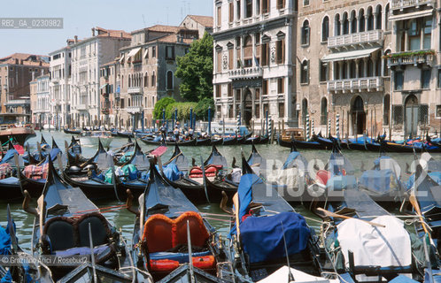 MANIFESTAZIONE DEI GONDOLIERI CONTRO GLI EXTRACOMUNITARI  - © 2002 Graziano Arici/Rosebud2 / GONDOLA