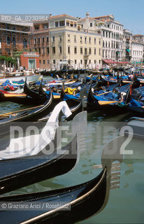 MANIFESTAZIONE DEI GONDOLIERI CONTRO GLI EXTRACOMUNITARI  - © 2002 Graziano Arici/Rosebud2 / GONDOLA