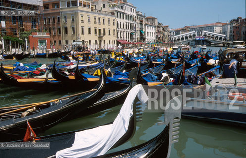 MANIFESTAZIONE DEI GONDOLIERI CONTRO GLI EXTRACOMUNITARI  - © 2002 Graziano Arici/Rosebud2 / GONDOLA