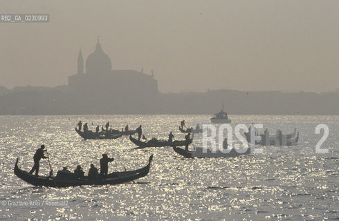Localizzazione:..VENEZIA / S. MARCO..Oggetto:..Soggetto:..GONDOLA IN BACINO S. MARCO ..Cronologia: ....Definizione Culturale:..   Autore: ..   Stile:..   Editori/Stampatori:..   Committenza:..Materia e Tecnica:..Collocazione:..Note:..BARCHE E CANALI..Riproduzione Fotografica:..Graziano Arici/Rosebud2 .Copyright:..Graziano Arici/Rosebud2 .Data:..1995..Costo:..A