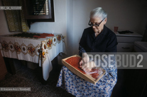 Localizzazione:..VENEZIA /CASTELLO..Oggetto:..Soggetto:..IMPIRARESSA / PERLE / ARTIGIANATO..Cronologia: ....Definizione Culturale:..   Autore: ..   Stile: ..   Editori/Stampatori:..   Committenza:..Materia e Tecnica:..Collocazione:..Note:..MURANO BURANO TORCELLO..Riproduzione Fotografica:..Graziano Arici/Rosebud2 .Copyright:..Graziano Arici/Rosebud2 .Data:..1980..Costo:..A