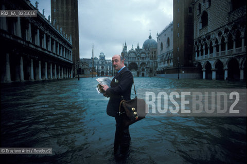 Nome:..ALTA MAREA..HIGHT TIDE..Localizzazione:..VENEZIA / S. MARCO / PIAZZETTA DI S. MARCO..VENICE / ST. MARK  / ST. MARK S PIAZZETTA..Soggetto:..POSTINO CON LACQUA ALTA IN PIAZZETTA  S. MARCO / LAVORO..POSTMAN IN ST. MARK S PIAZZETTA DURING THE HIGHT TIDE  / WORK..Cronologia:......Autore:......Stile:......Editori Stampatori:......Committenza:......Materia e Tecnica:......Collocazione:......Note:....Riproduzione Fotografica:..Graziano Arici/Rosebud2 ...Copyright:..Graziano Arici / rosebud2/....Data:..1997....Costo:..A....Key:..ACQUA ALTA..HIGHT TIDE