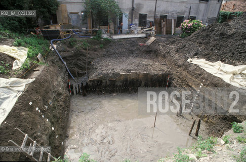 RIVA E APPRODO DEL XIV SEC. RITROVATE IN UN CORTILE DELLHOTEL UNIVERSO IN LISTA DI SPAGNA A VENEZIA  - © 2002 Graziano Arici/Rosebud2 / ARCHEO / PALINE