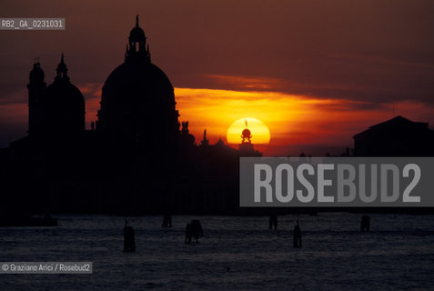 Localizzazione:..VENEZIA / DORSODURO..Oggetto:..Soggetto:..CHIESA DI S. MARIA DELLA SALUTE E BACINO S. MARCO / TRAMONTO..Cronologia: ....Definizione Culturale:..   Autore: ....   Stile:..   Editori/Stampatori:..   Committenza:..Materia e Tecnica:....Collocazione:..Note:..MONUMENTALE..Riproduzione Fotografica:..Graziano Arici/Rosebud2 .Copyright:..Graziano Arici/Rosebud2 .Data:..1995..Costo:..A
