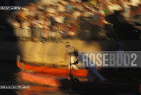 Localizzazione:..VENEZIA..Oggetto:..Soggetto:..REGATA STORICA GONDOLINI CAMPIONI..Cronologia: ..Definizione Culturale:..   Autore: ..   Stile: ..   Editori/Stampatori:..   Committenza:..Materia e Tecnica:..Collocazione:..Note:..REGATE..Riproduzione Fotografica:..Copyright:..Graziano Arici/Rosebud2 .Data:..1996..Costo:..A