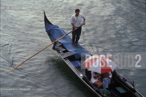 VENEZIA GONDOLA CON TURISTI SOTTO LA PIOGGIA © 2003 Graziano Arici/Rosebud2 OMBRELLO