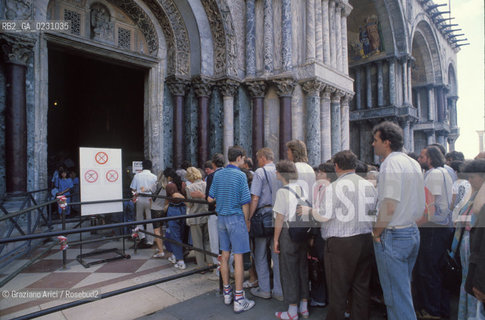 Localizzazione:.VENEZIA / S. MARCO.Oggetto:.Soggetto:.CODA DI TURISTI IN PIAZZA SAN MARCO.Cronologia: ..Definizione Culturale:.   Autore: ..   Stile: .   Editori/Stampatori:.   Committenza:.Materia e Tecnica:.Collocazione:.Note:.MONUMENTALE TURISMO.Riproduzione Fotografica:.Graziano Arici/Rosebud2 Copyright:.Graziano Arici/Rosebud2 Data:.1995.Costo:.A