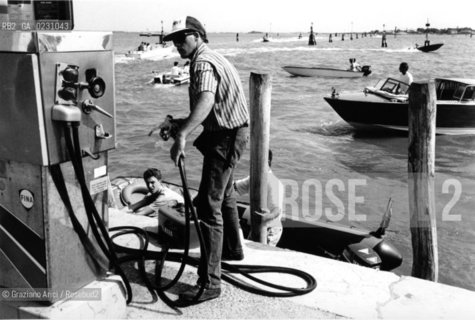  GENTE DI VENEZIA  MOSTRA DI Graziano Arici/Rosebud2 @ 2002 Graziano Arici/Rosebud2 - 1A 100/26..