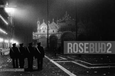  GENTE DI VENEZIA  MOSTRA DI Graziano Arici/Rosebud2 @ 2002 Graziano Arici/Rosebud2 - 1A 49/30..