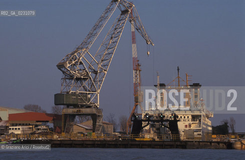 LARSENALE DI VENEZIA © 2002 Graziano Arici/Rosebud2 ARCHEOLOGIA INDUSTRIALE GRU